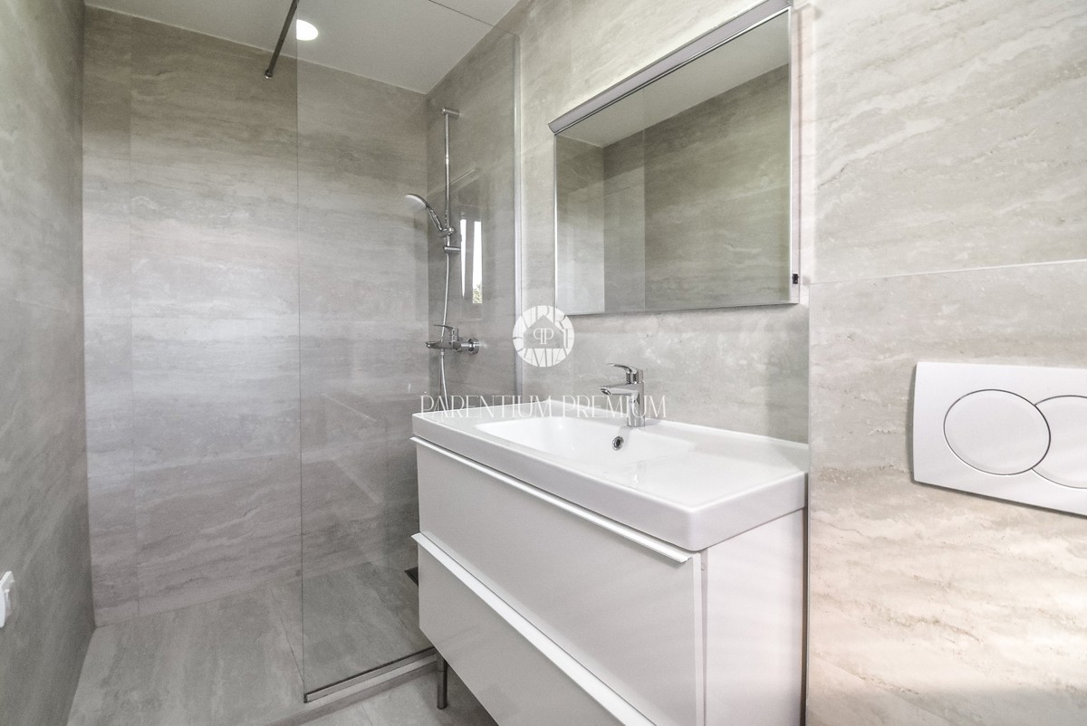 Ampia casa bifamiliare – posizione tranquilla vicino al centro di Parenzo