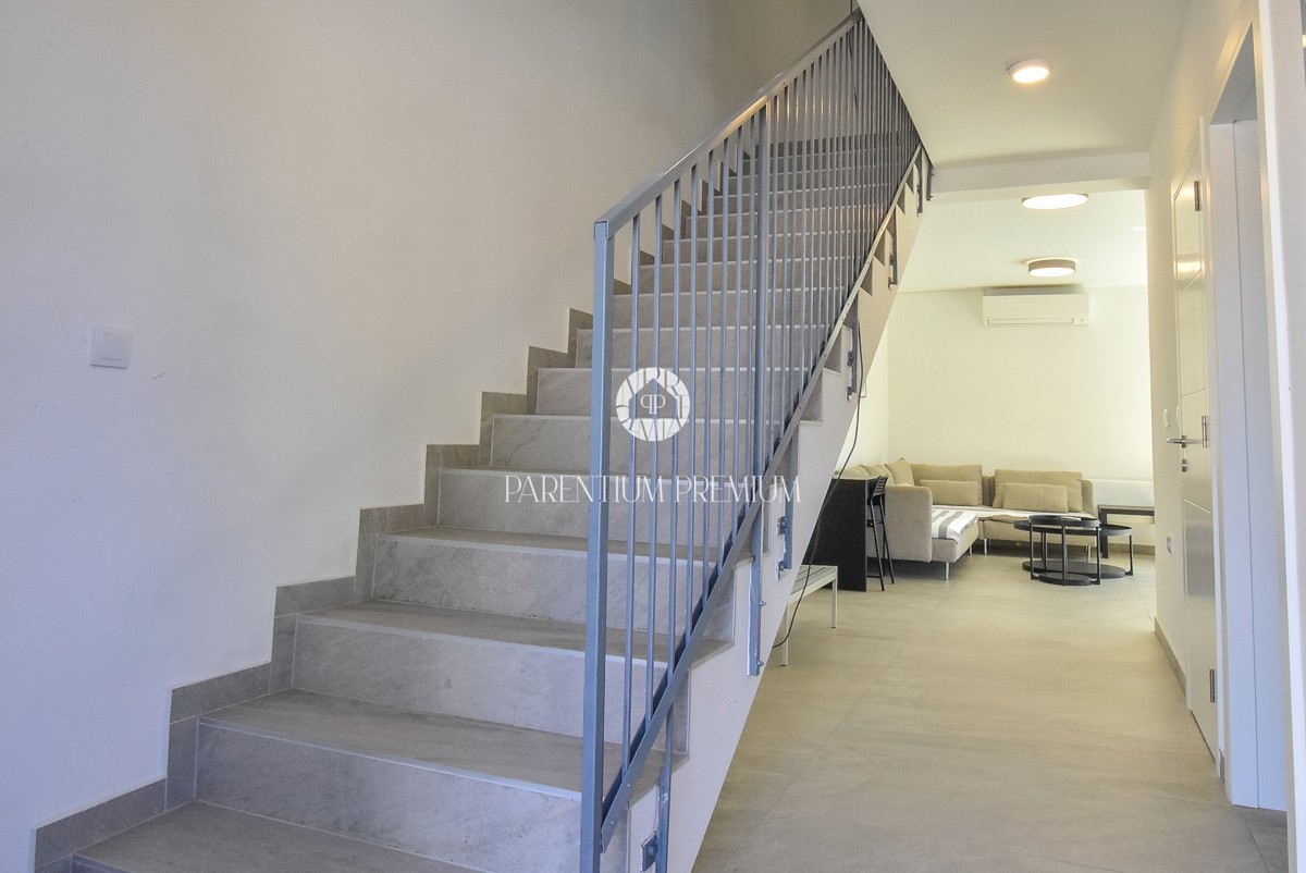 Ampia casa bifamiliare – posizione tranquilla vicino al centro di Parenzo