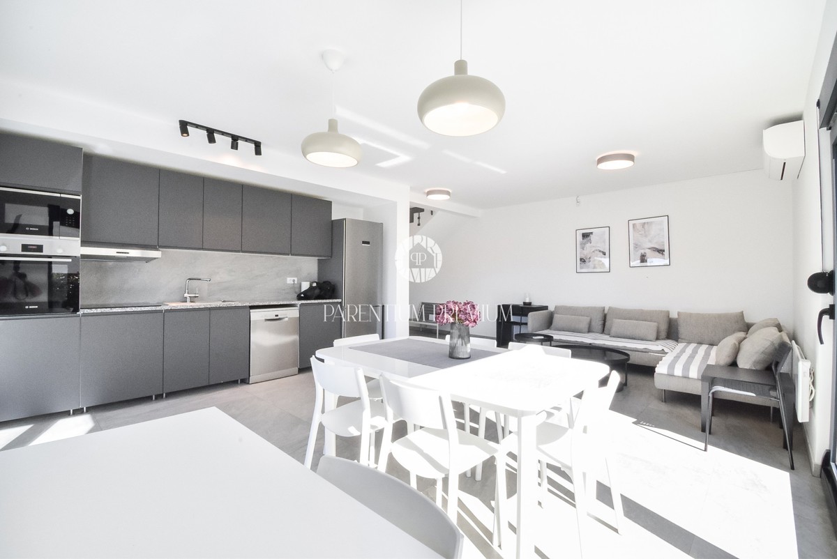 Ampia casa bifamiliare – posizione tranquilla vicino al centro di Parenzo