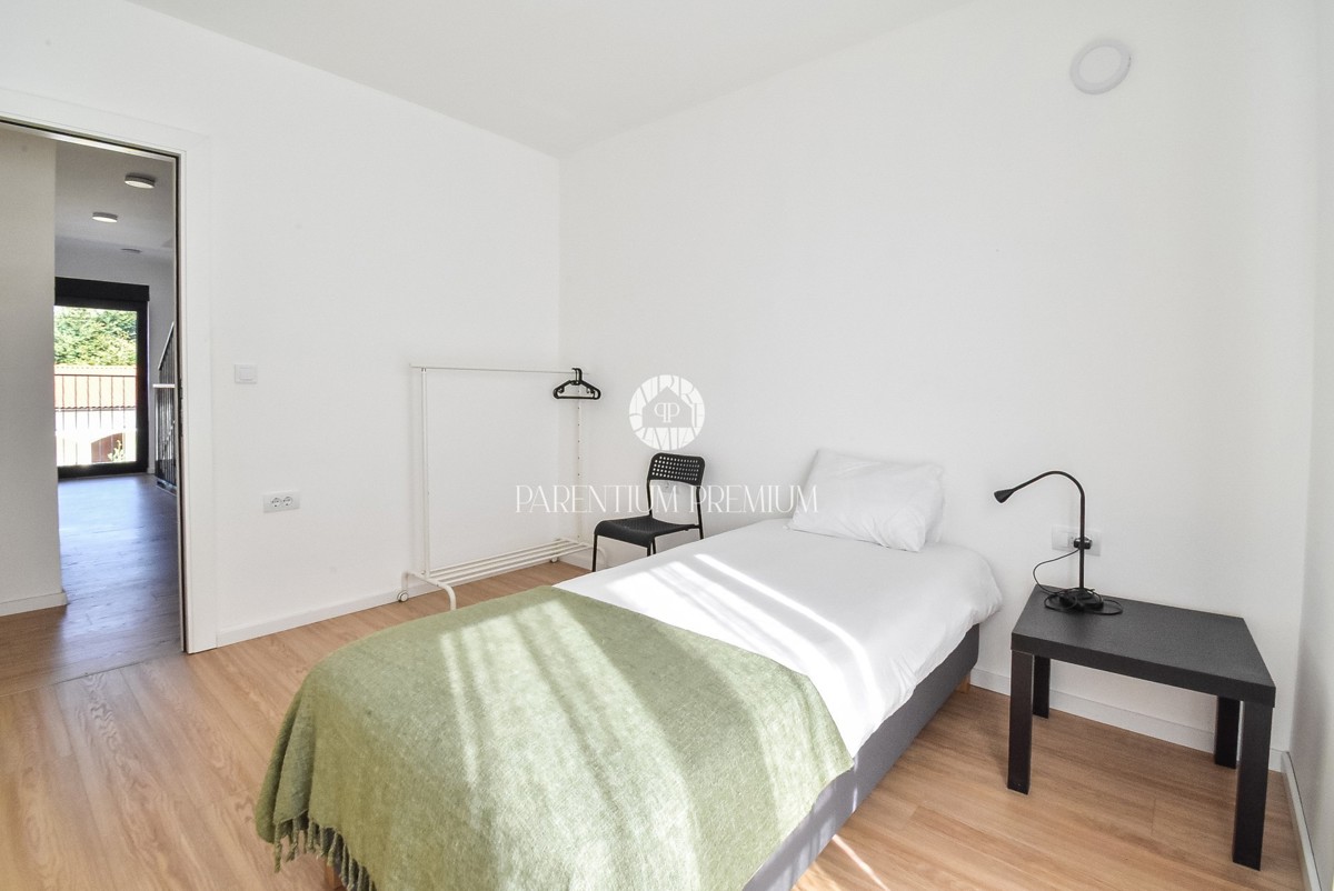 Ampia casa bifamiliare – posizione tranquilla vicino al centro di Parenzo