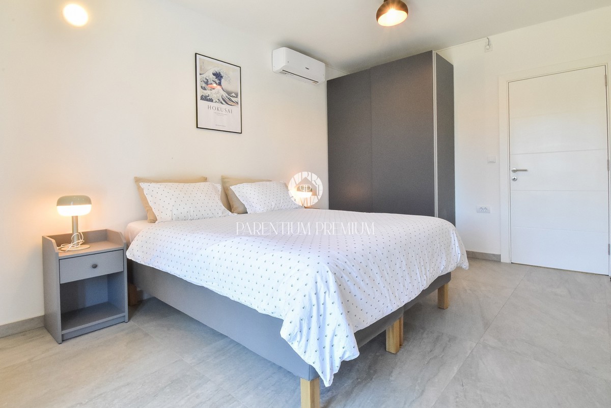 Ampia casa bifamiliare – posizione tranquilla vicino al centro di Parenzo