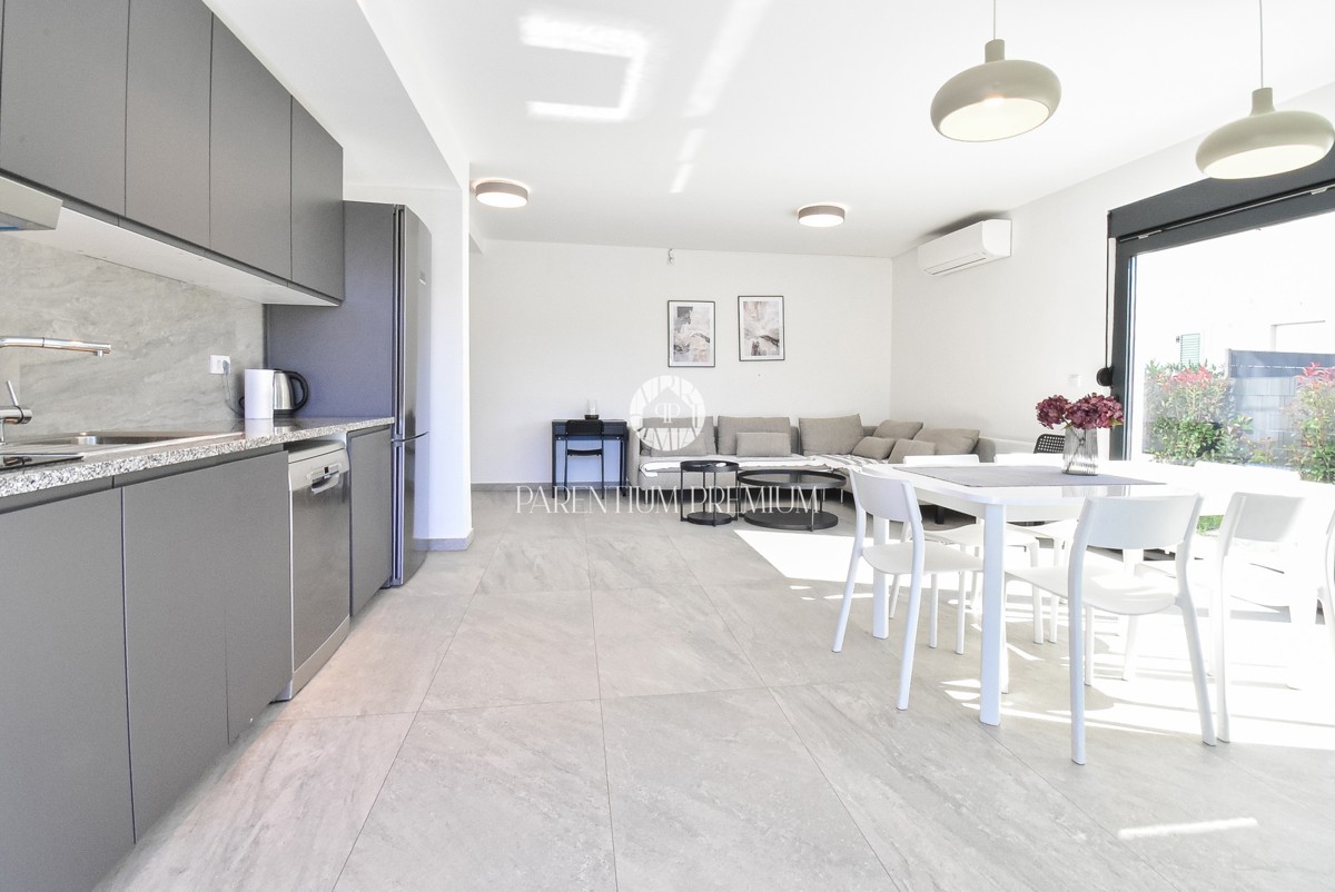 Ampia casa bifamiliare – posizione tranquilla vicino al centro di Parenzo