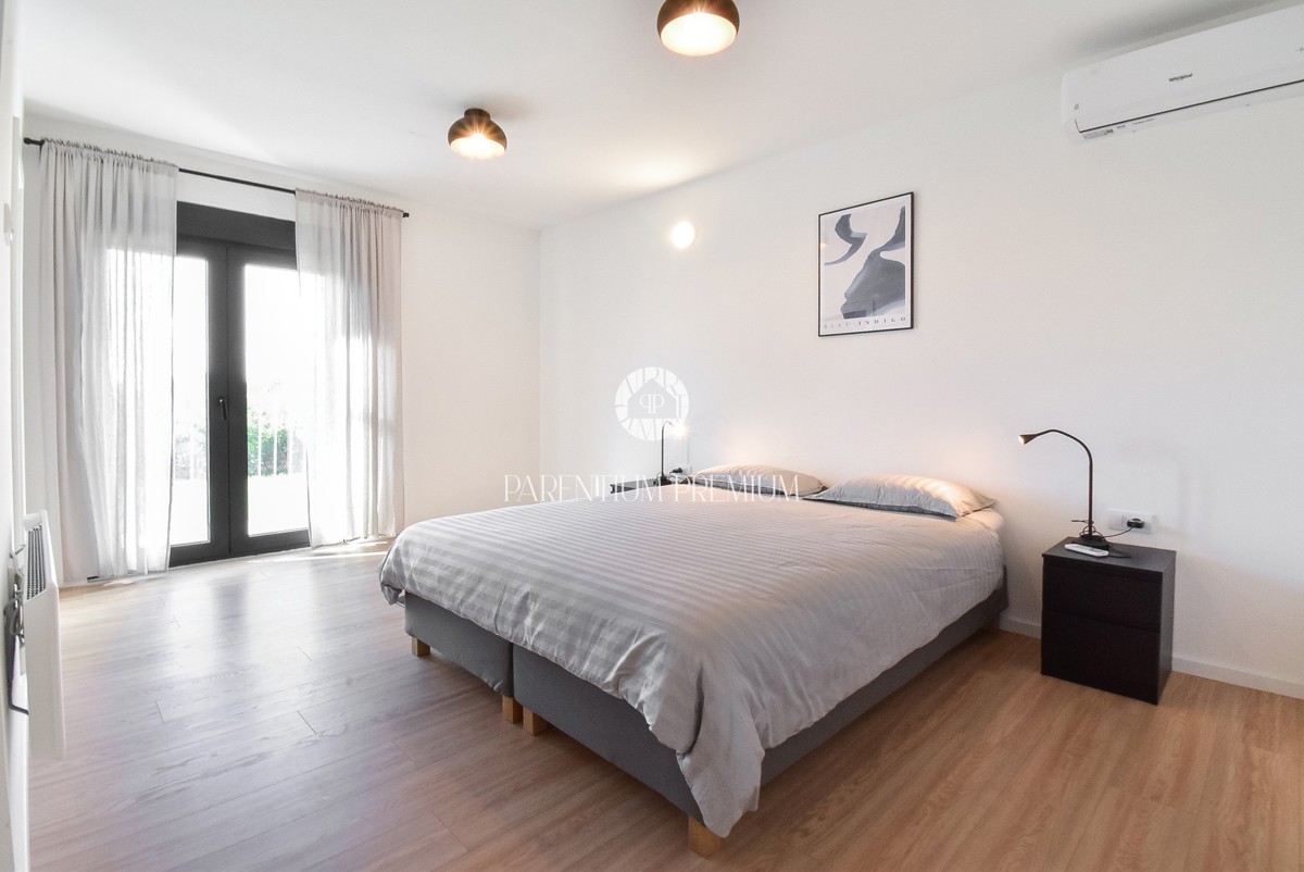 Ampia casa bifamiliare – posizione tranquilla vicino al centro di Parenzo