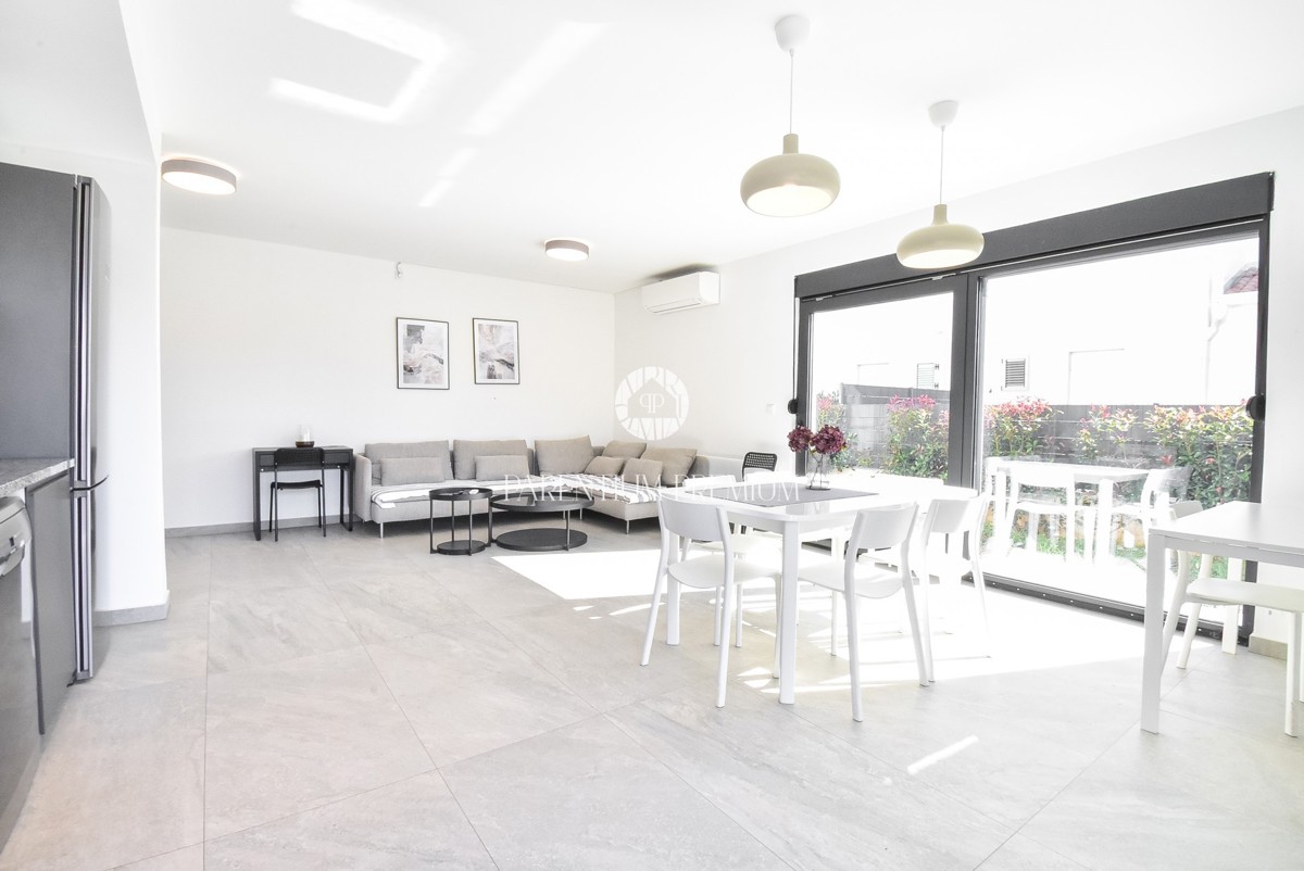 Ampia casa bifamiliare – posizione tranquilla vicino al centro di Parenzo