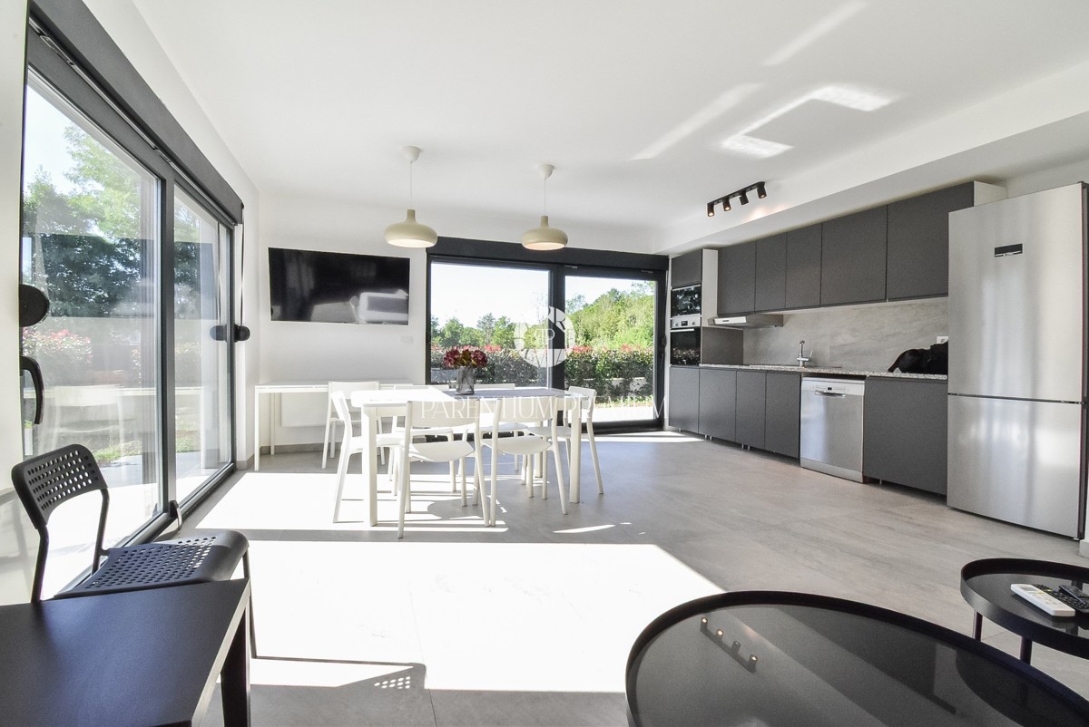 Ampia casa bifamiliare – posizione tranquilla vicino al centro di Parenzo