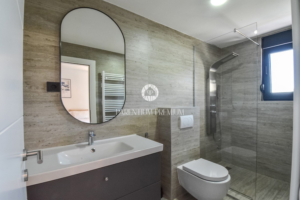 Ampia casa bifamiliare – posizione tranquilla vicino al centro di Parenzo