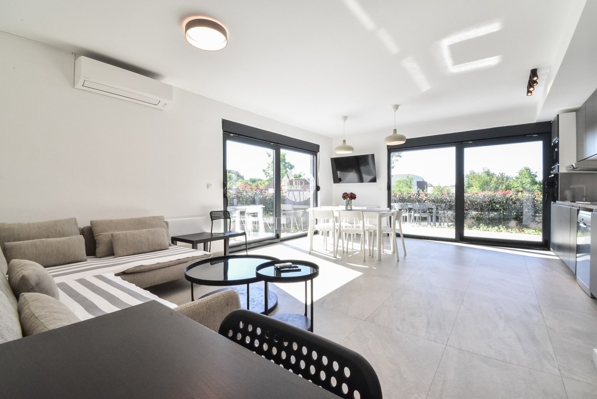 Ampia casa bifamiliare – posizione tranquilla vicino al centro di Parenzo