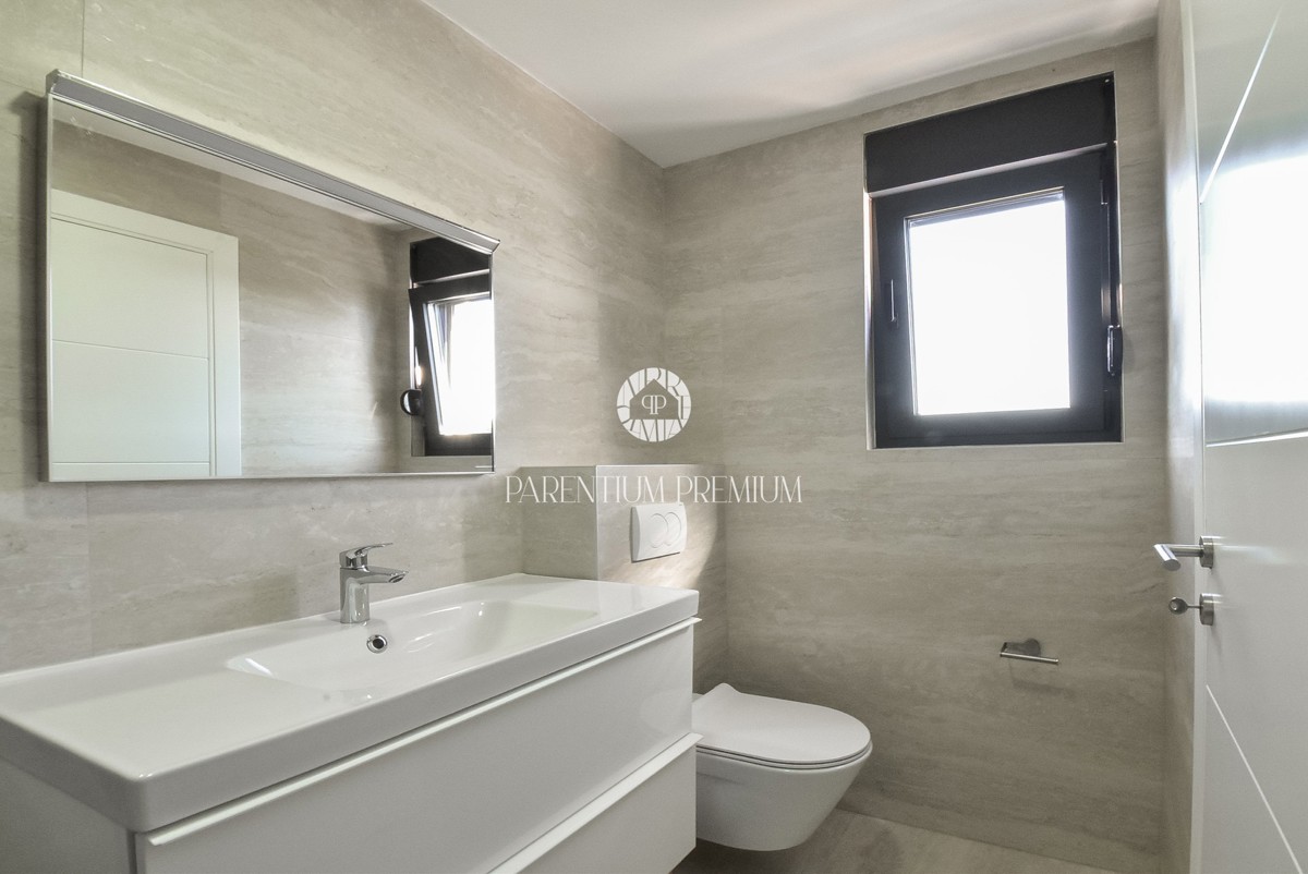 Ampia casa bifamiliare – posizione tranquilla vicino al centro di Parenzo