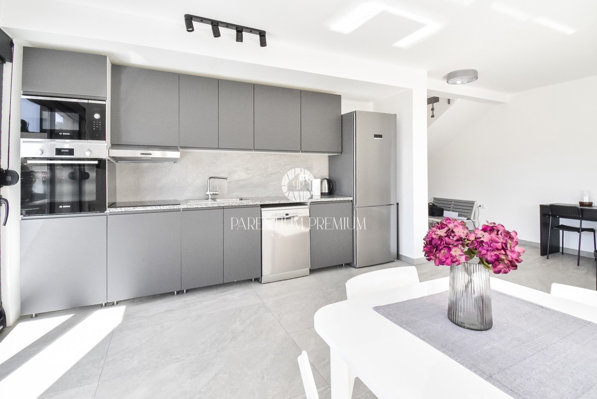 Ampia casa bifamiliare – posizione tranquilla vicino al centro di Parenzo