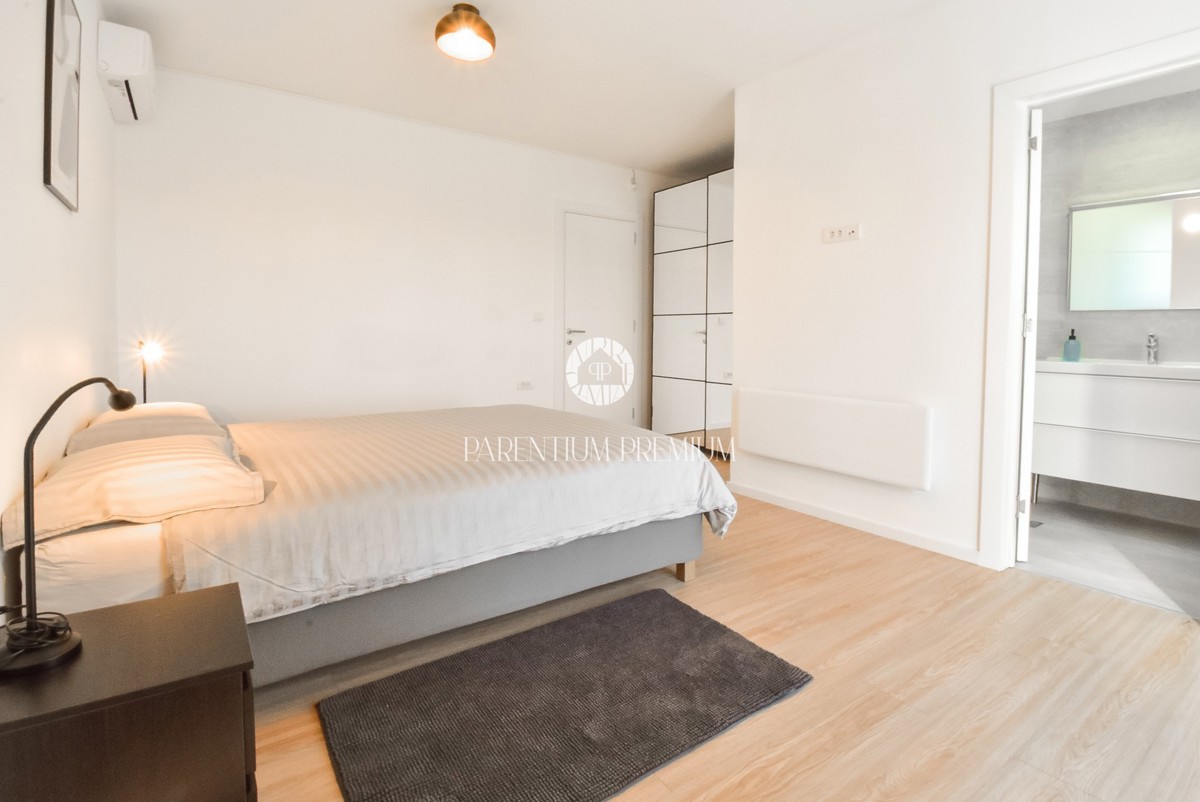 Ampia casa bifamiliare – posizione tranquilla vicino al centro di Parenzo