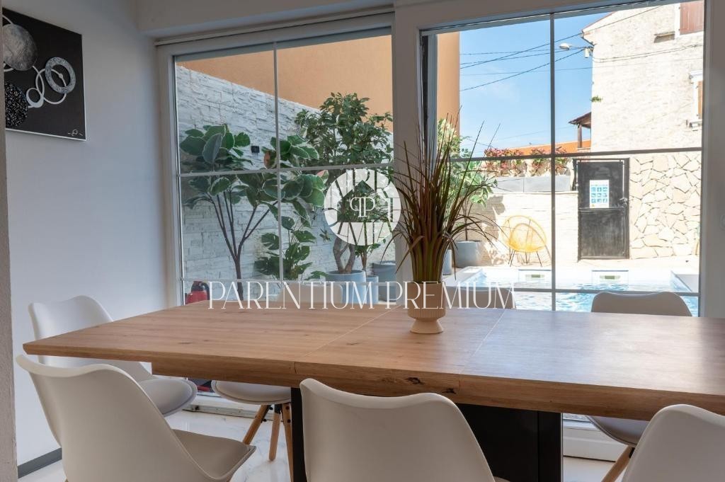 Casa ristrutturata con piscina in un ambiente tranquillo