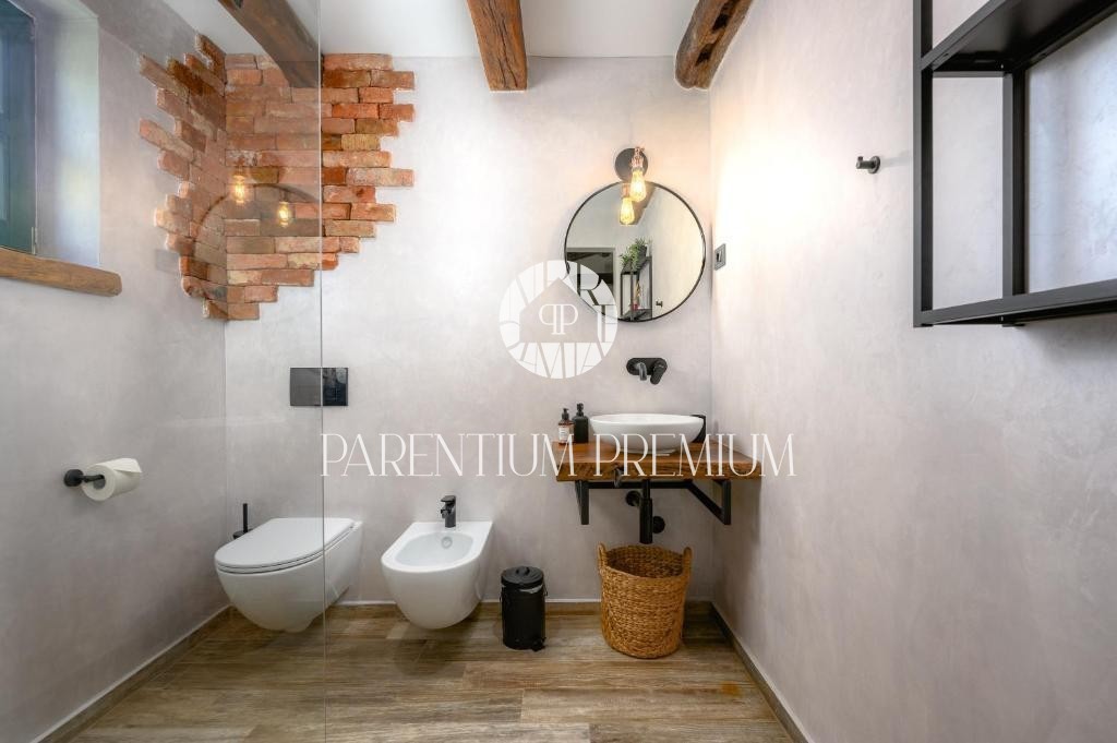 Affascinante casa in pietra su un unico livello con garage – un’oasi di pace e privacy