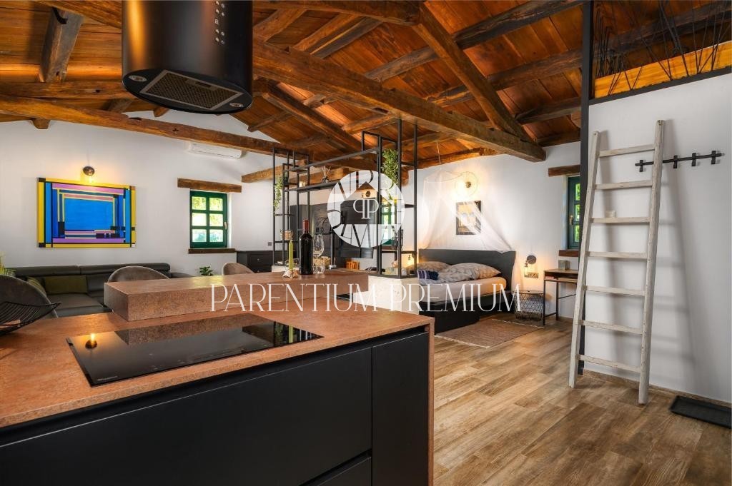 Affascinante casa in pietra su un unico livello con garage – un’oasi di pace e privacy