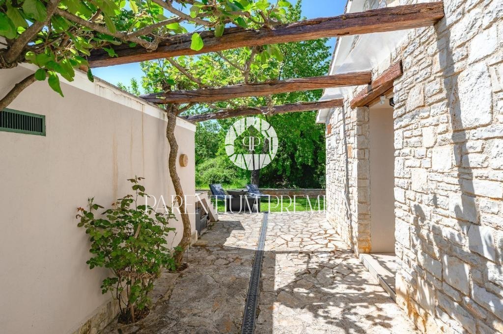 Affascinante casa in pietra su un unico livello con garage – un’oasi di pace e privacy