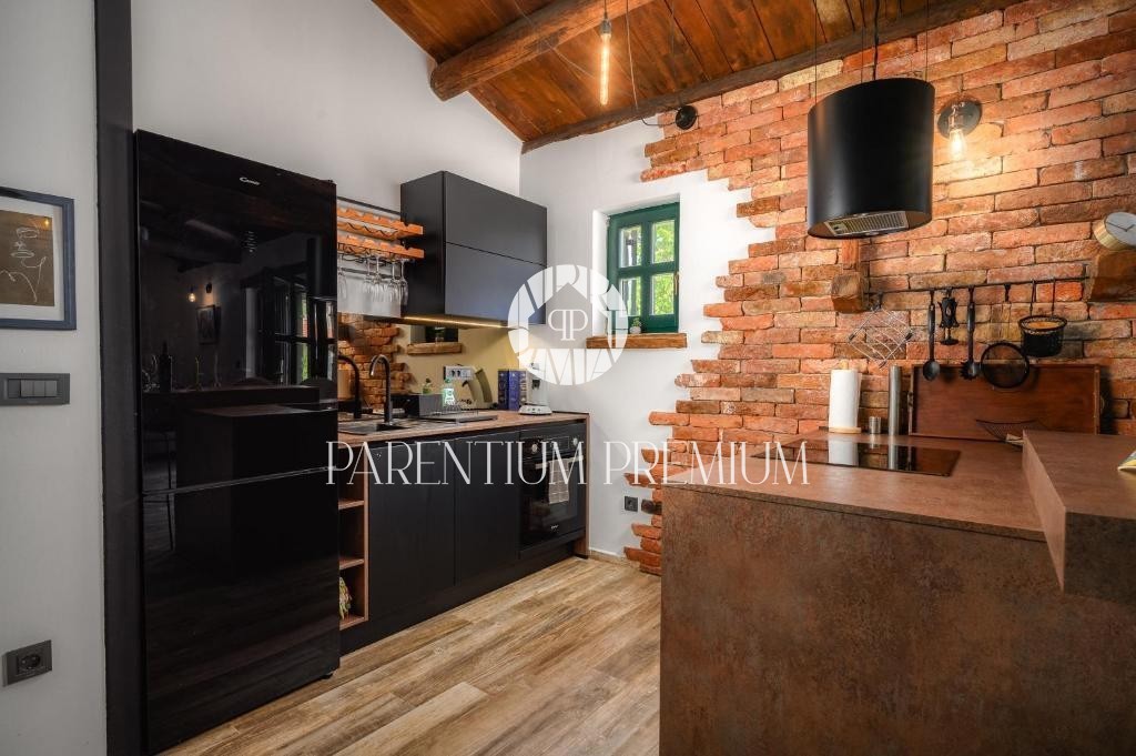 Affascinante casa in pietra su un unico livello con garage – un’oasi di pace e privacy