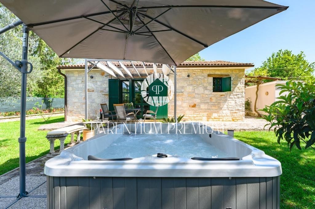 Affascinante casa in pietra su un unico livello con garage – un’oasi di pace e privacy