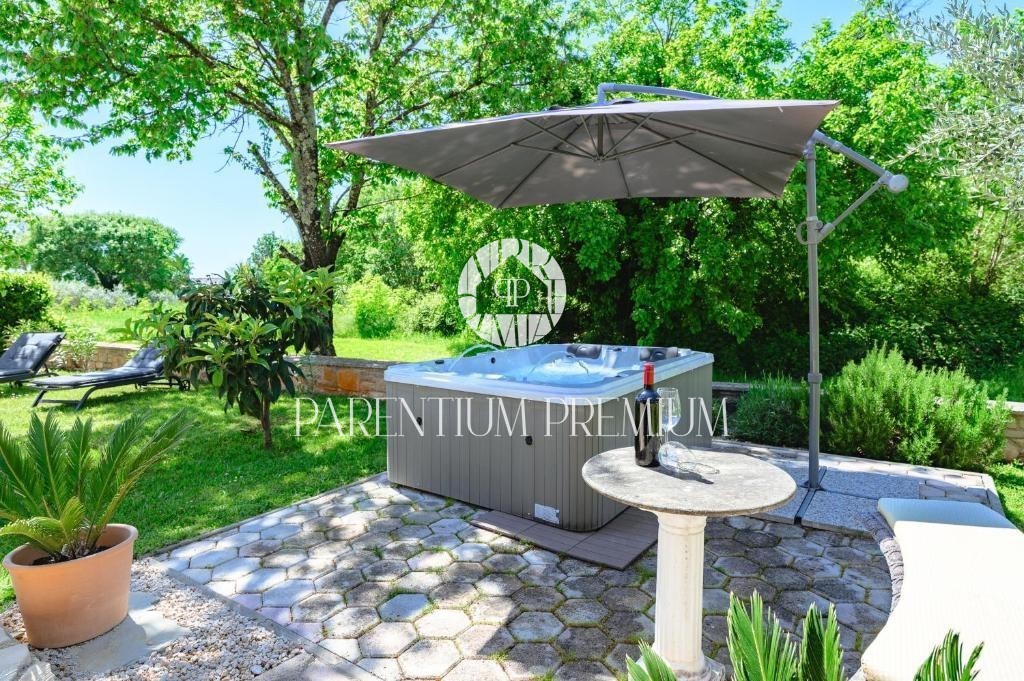 Affascinante casa in pietra su un unico livello con garage – un’oasi di pace e privacy