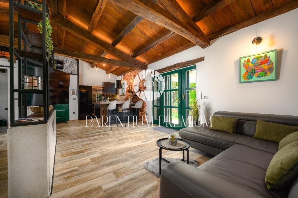 Affascinante casa in pietra su un unico livello con garage – un’oasi di pace e privacy