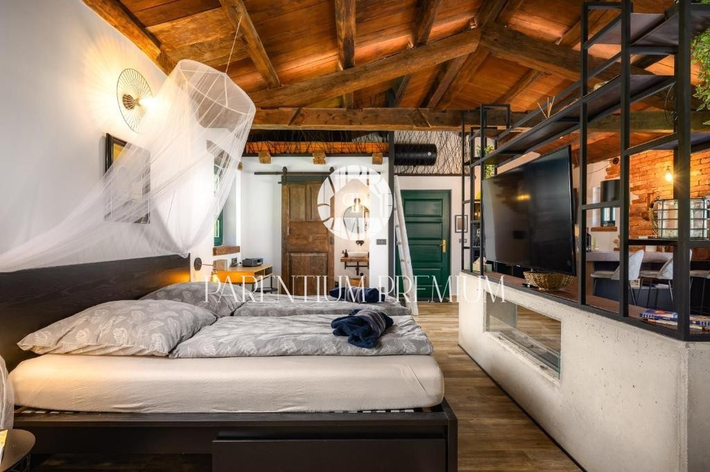 Affascinante casa in pietra su un unico livello con garage – un’oasi di pace e privacy