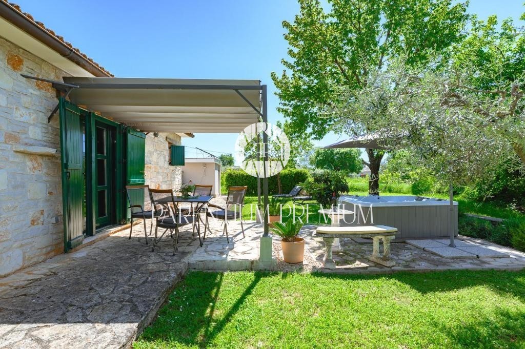 Affascinante casa in pietra su un unico livello con garage – un’oasi di pace e privacy