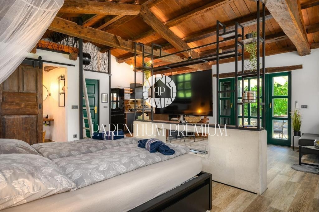 Affascinante casa in pietra su un unico livello con garage – un’oasi di pace e privacy