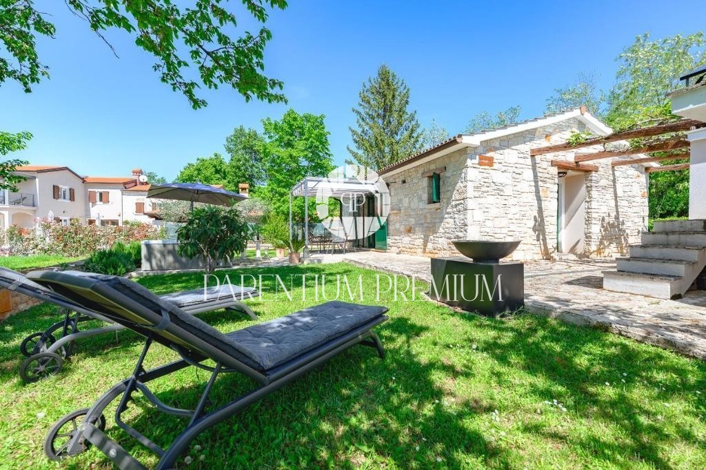 Affascinante casa in pietra su un unico livello con garage – un’oasi di pace e privacy