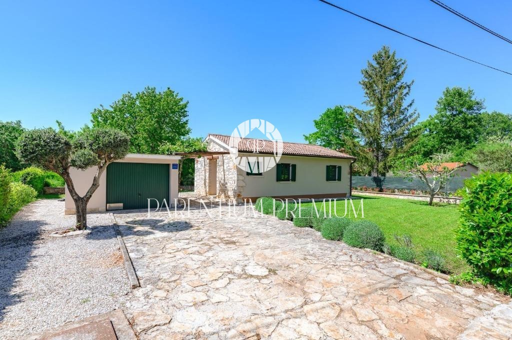 Affascinante casa in pietra su un unico livello con garage – un’oasi di pace e privacy