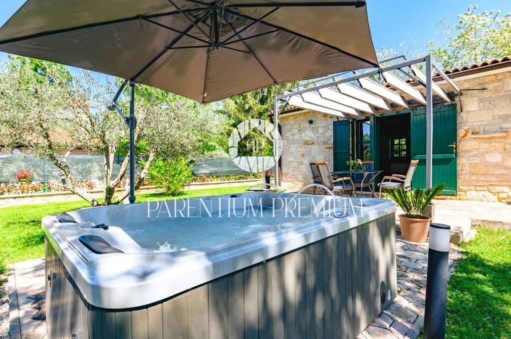 Affascinante casa in pietra su un unico livello con garage – un’oasi di pace e privacy