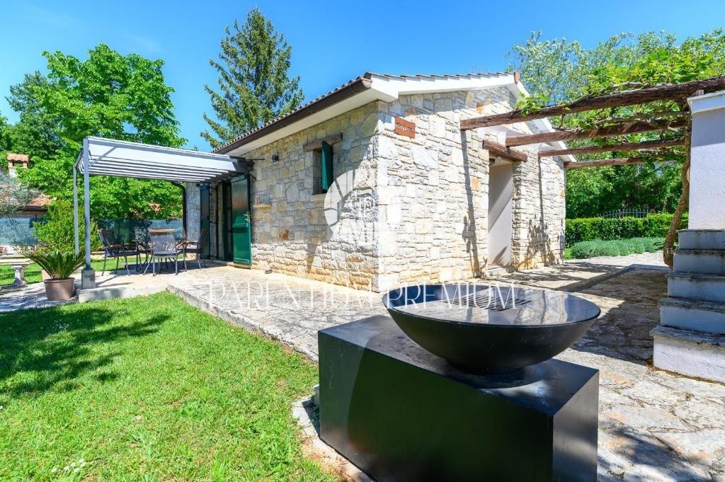 Affascinante casa in pietra su un unico livello con garage – un’oasi di pace e privacy