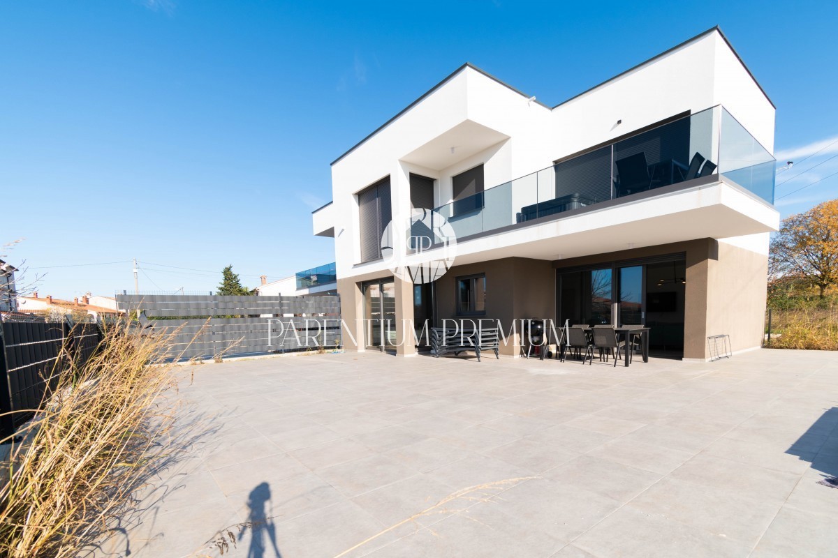 Moderno appartamento con vasca idromassaggio sulla terrazza e vista mare vicino a Parenzo