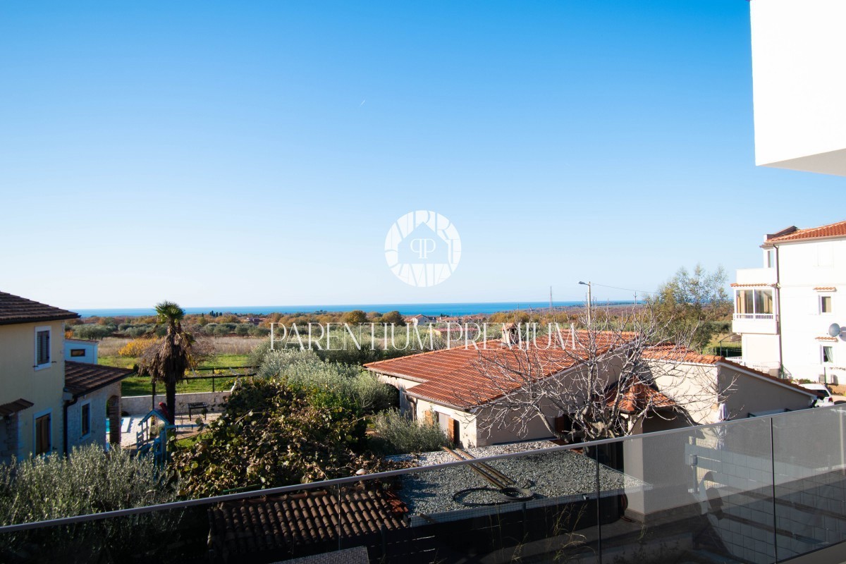 Moderno appartamento con vasca idromassaggio sulla terrazza e vista mare vicino a Parenzo