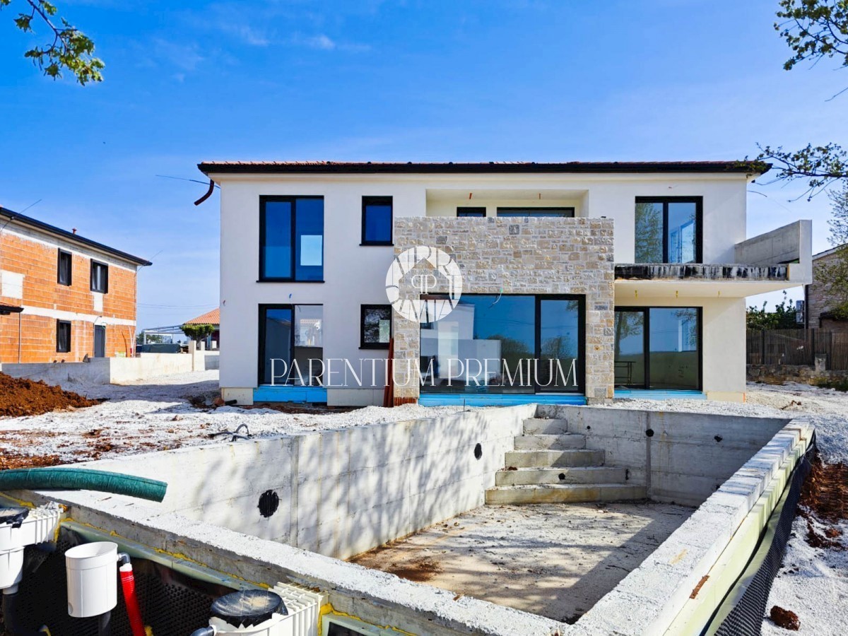 Nuova villa moderna in una tranquilla località istriana con elementi rustici