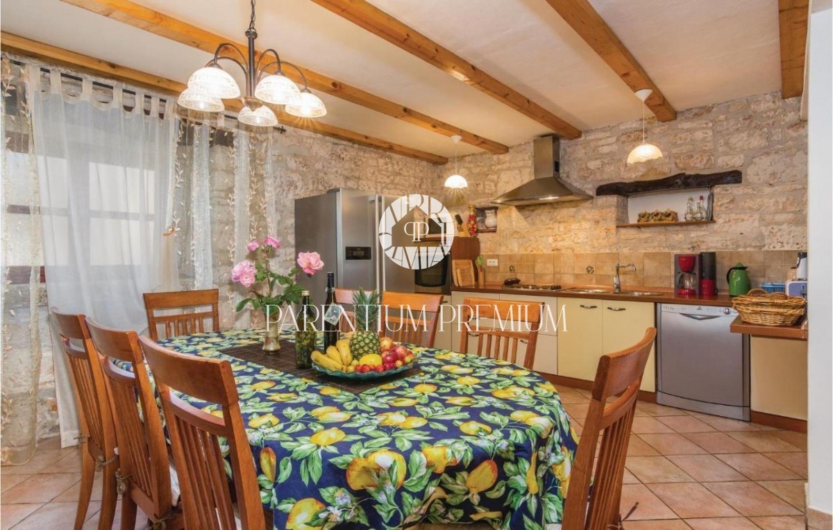 Casa in pietra ristrutturata con molto terreno