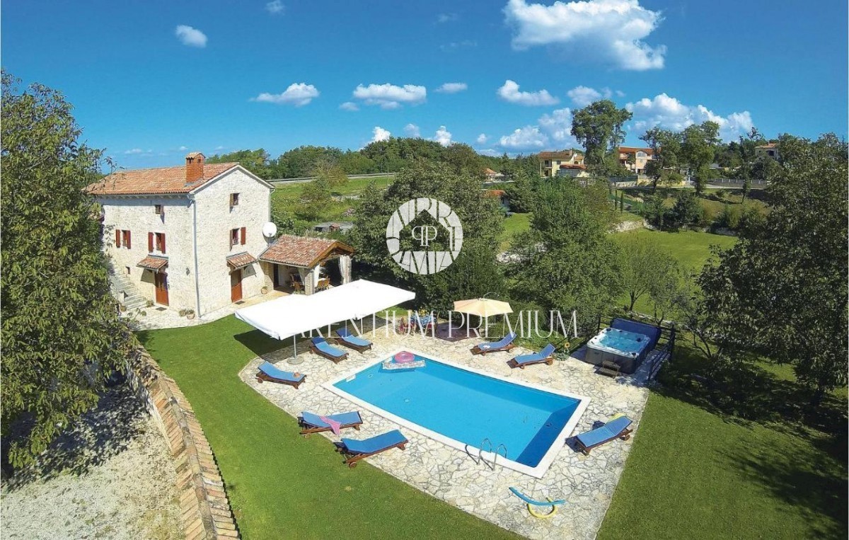 Casa in pietra ristrutturata con molto terreno