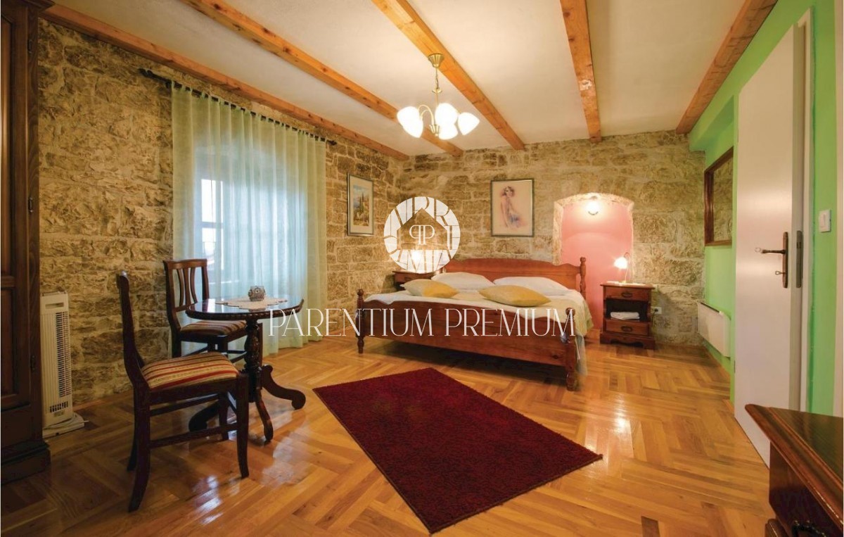 Casa in pietra ristrutturata con molto terreno