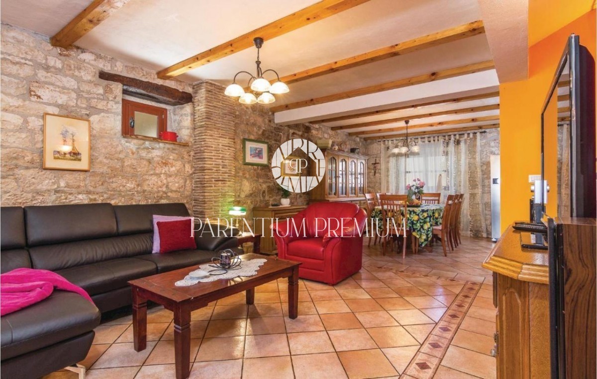 Casa in pietra ristrutturata con molto terreno