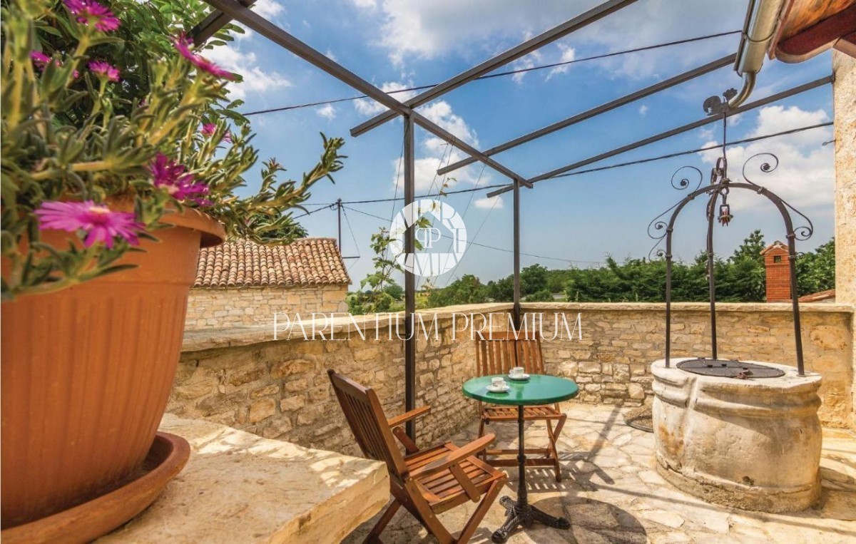 Casa in pietra ristrutturata con molto terreno