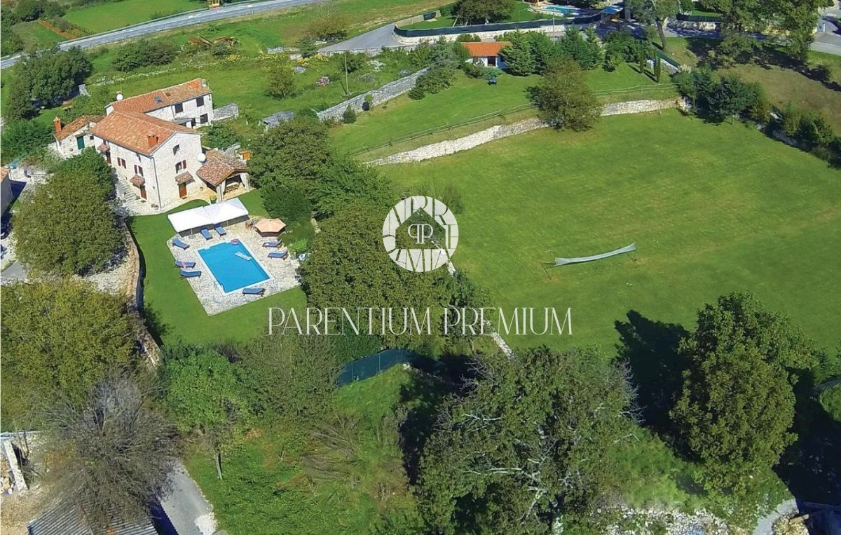 Casa in pietra ristrutturata con molto terreno