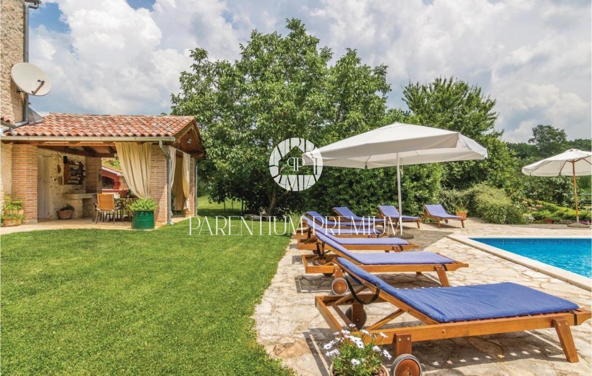 Casa in pietra ristrutturata con molto terreno