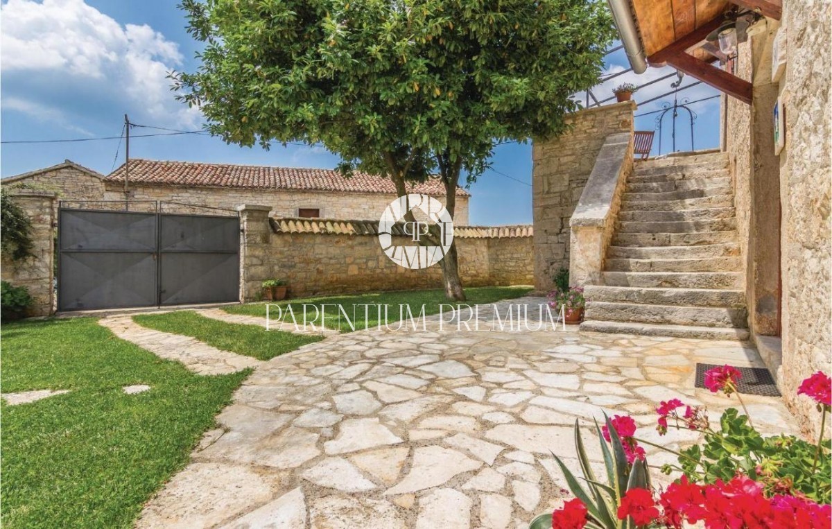 Casa in pietra ristrutturata con molto terreno