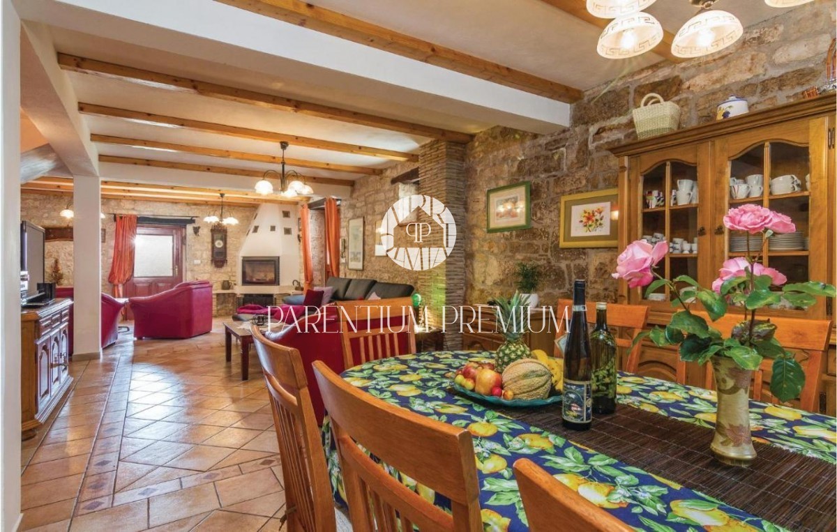 Casa in pietra ristrutturata con molto terreno
