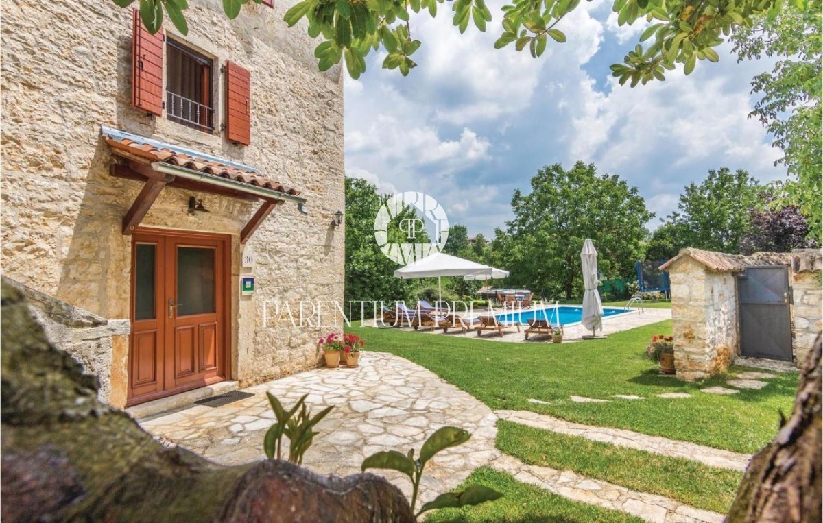 Casa in pietra ristrutturata con molto terreno