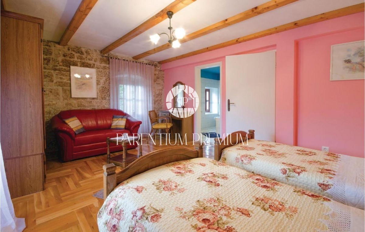 Casa in pietra ristrutturata con molto terreno