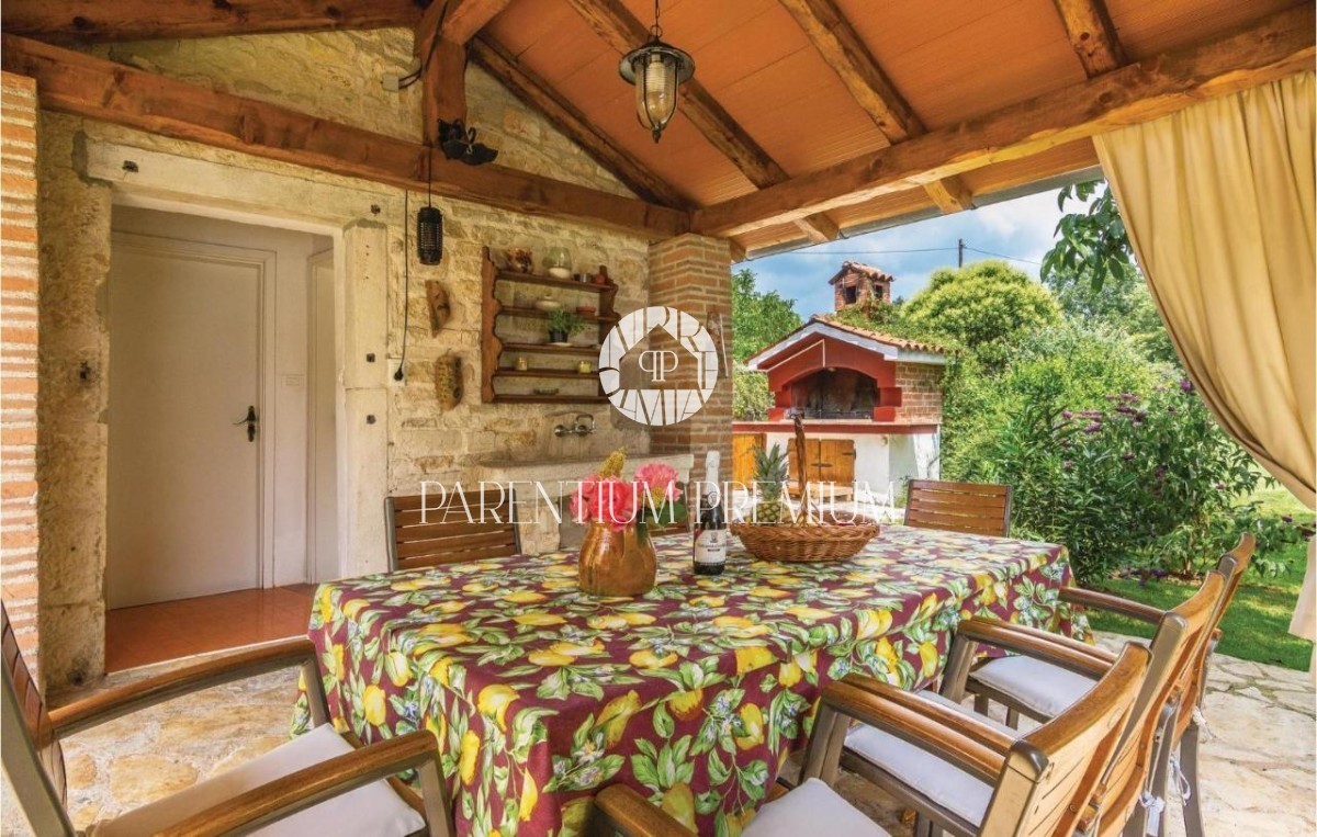 Casa in pietra ristrutturata con molto terreno