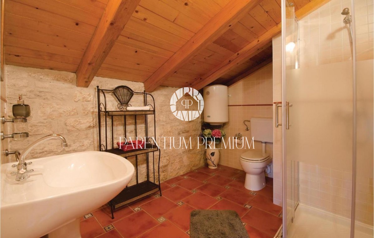 Casa in pietra ristrutturata con molto terreno