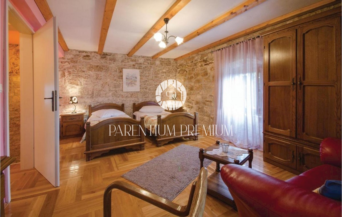 Casa in pietra ristrutturata con molto terreno