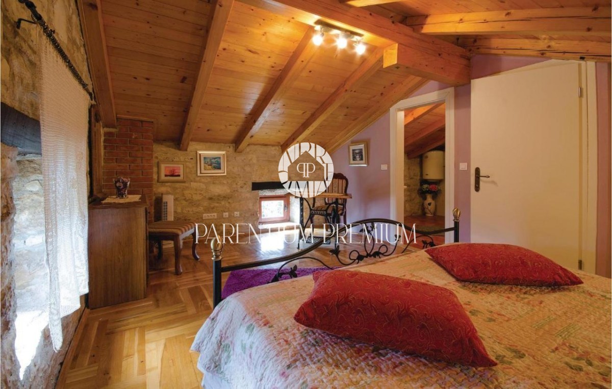 Casa in pietra ristrutturata con molto terreno