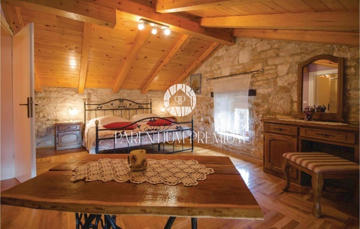 Casa in pietra ristrutturata con molto terreno