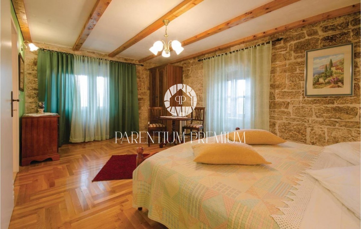 Casa in pietra ristrutturata con molto terreno