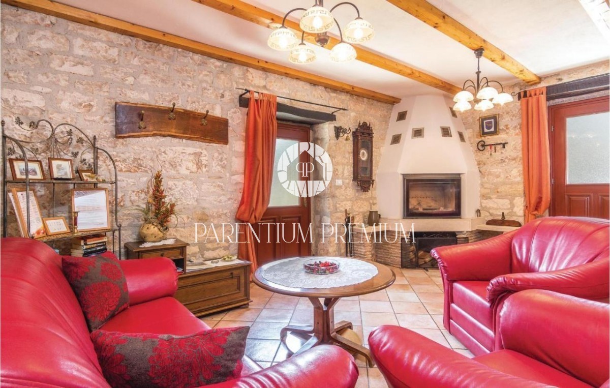 Casa in pietra ristrutturata con molto terreno
